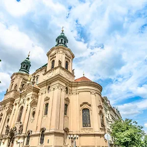 The Old Town Square & Parizska , Prag Tschechische Republik